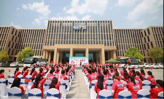 做白色的牛奶，創(chuàng)紅色的企業(yè)，花花牛乳業(yè)集團(tuán)青春歌會慶祝建黨100周年