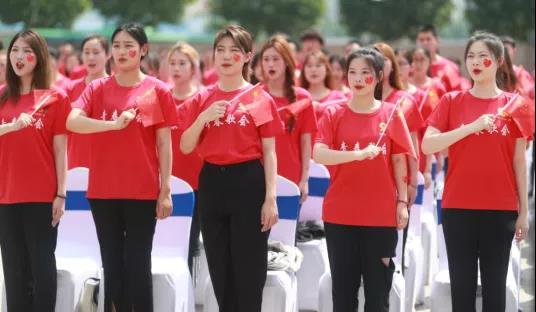 做白色的牛奶，創(chuàng)紅色的企業(yè)，花花牛乳業(yè)集團(tuán)青春歌會慶祝建黨100周年