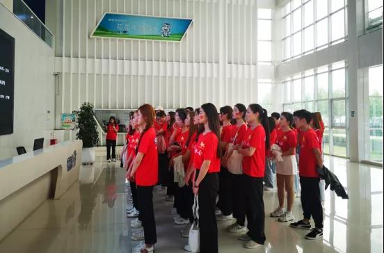 做白色的牛奶，創(chuàng)紅色的企業(yè)，花花牛乳業(yè)集團(tuán)青春歌會慶祝建黨100周年