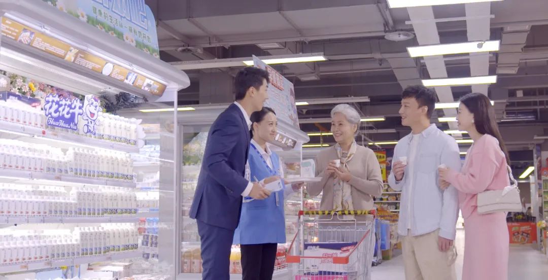 點(diǎn)贊！河南日?qǐng)?bào)要聞02版——報(bào)道花花牛乳業(yè)集團(tuán)鄭州分公司乳制品生產(chǎn)場(chǎng)景，彰顯花花牛乳業(yè)集團(tuán)發(fā)展新活力