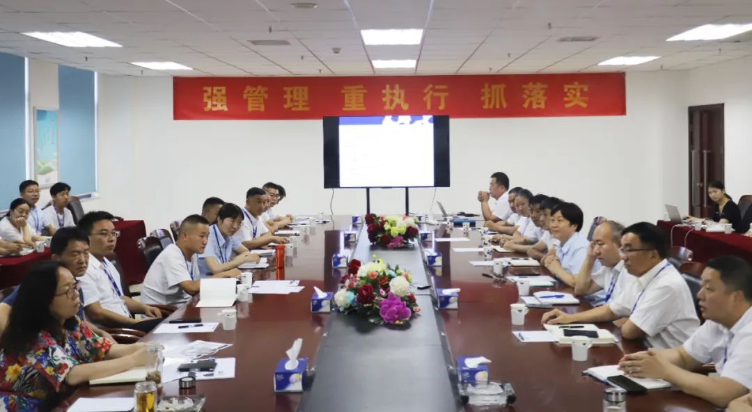 勇?lián)姑な卣齽?chuàng)新｜花花牛乳業(yè)集團(tuán)召開營銷、養(yǎng)殖及飼料月度經(jīng)營工作會(huì)議