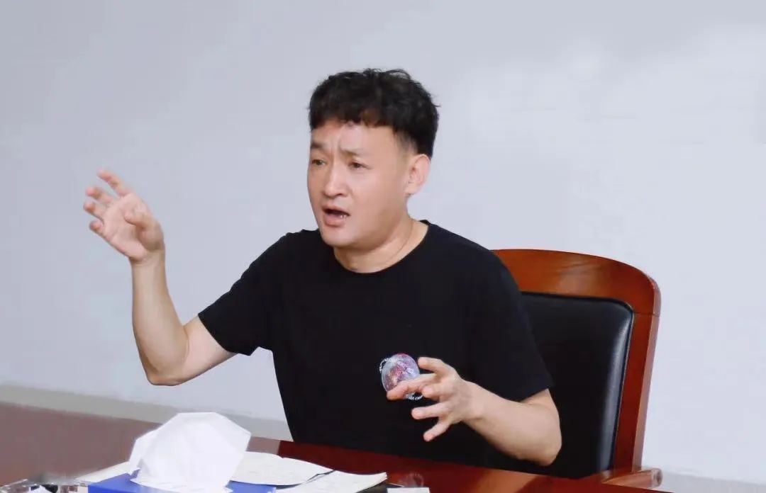 勇?lián)姑な卣齽?chuàng)新｜花花牛乳業(yè)集團(tuán)召開營銷、養(yǎng)殖及飼料月度經(jīng)營工作會(huì)議