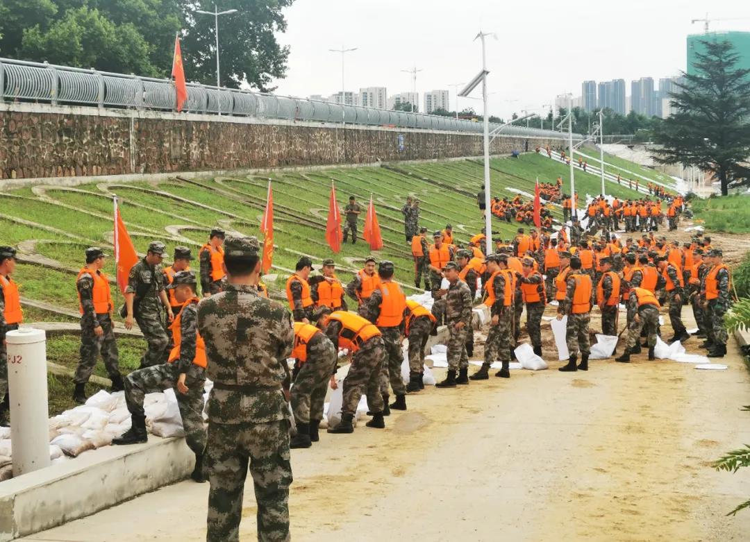 大雨無情人有情！花花牛乳業(yè)慰問常莊水庫抗洪搶險官兵