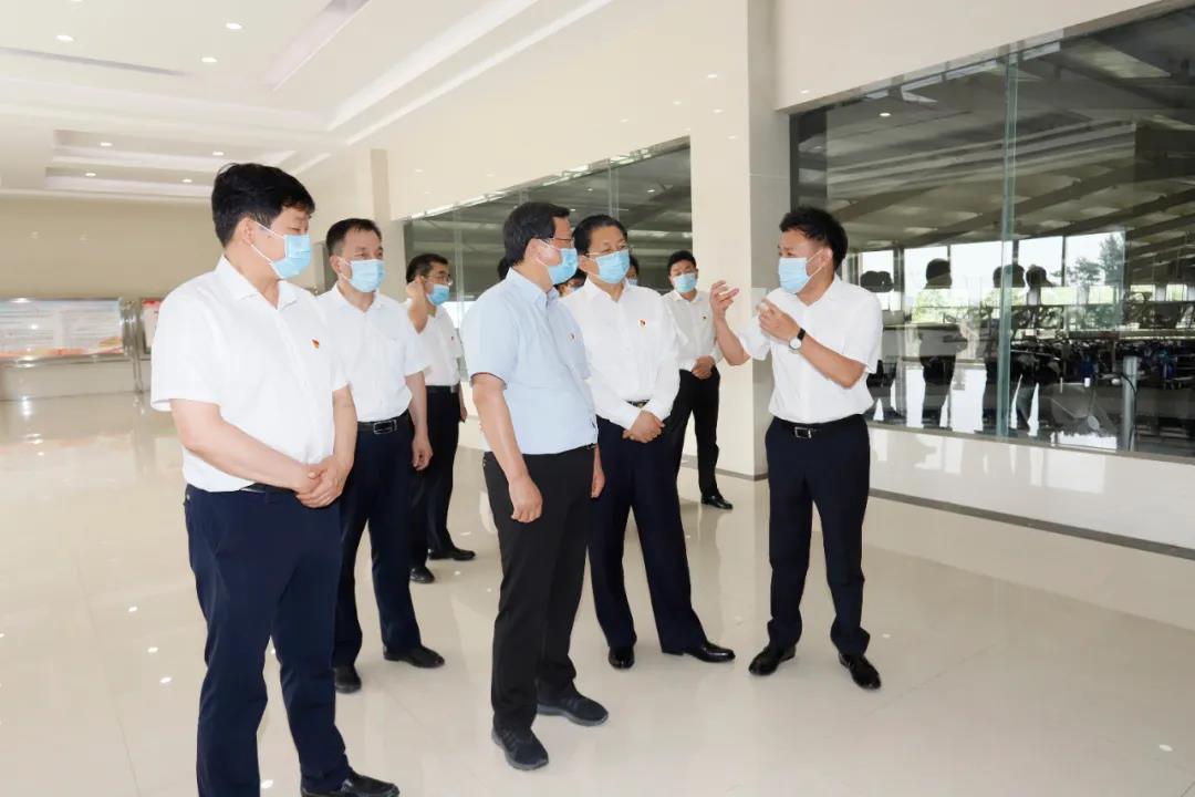 快訊 | 河南省委常委、省紀(jì)委書記、省監(jiān)委主任任正曉蒞臨花花牛乳業(yè)集團(tuán)新蔡瑞亞牧場(chǎng)調(diào)研