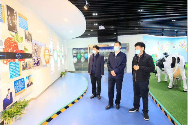 河南省委農(nóng)辦主任、農(nóng)業(yè)農(nóng)村廳廳長(zhǎng)申延平一行調(diào)研河南花花牛乳業(yè)集團(tuán)