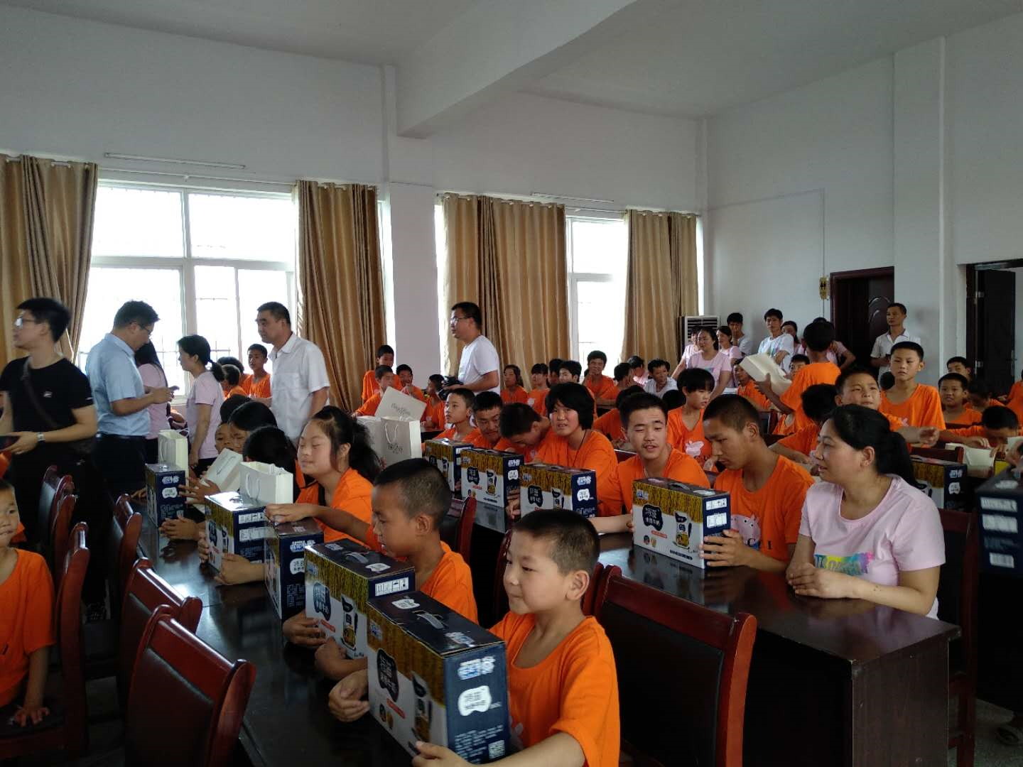 “關(guān)愛(ài)特殊兒童，讓愛(ài)灑滿(mǎn)人間—花花牛乳業(yè)集團(tuán)2018中國(guó)小康牛奶行動(dòng)” 公益助學(xué)泌陽(yáng)捐贈(zèng)儀式