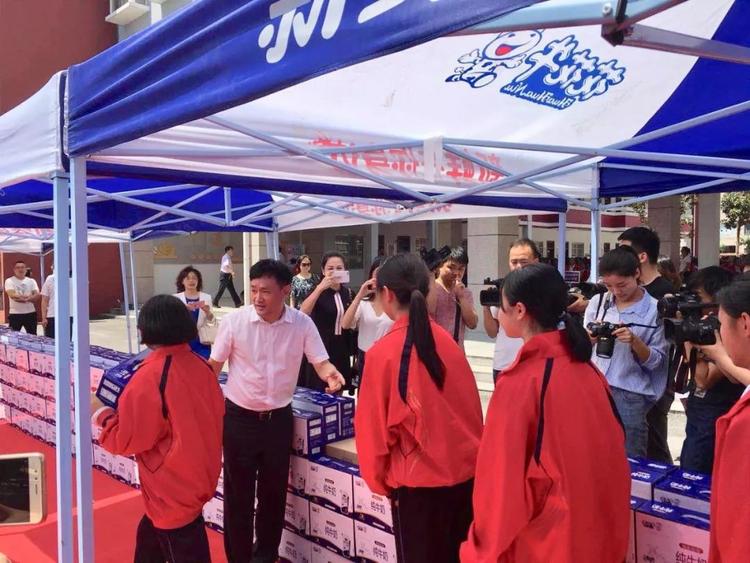 “健康中原，牛奶伴您行——花花牛乳業(yè)集團(tuán)2018中國小康牛奶行動(dòng)” 公益助學(xué)啟動(dòng)儀式隆重舉行