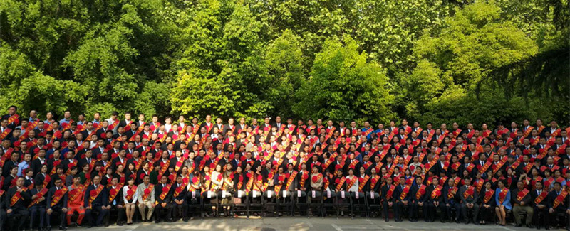 河南花花牛乳業(yè)集團(tuán)股份有限公司阮曉琦、王曉龍榮獲“鄭州市勞動模范”榮譽(yù)稱號