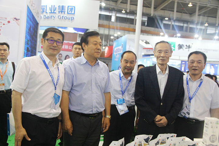 花花牛亮相第八屆中國(guó)奶業(yè)大會(huì)，又獲農(nóng)業(yè)部長(zhǎng)一聲贊！