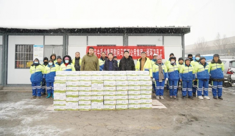 慰問一線環(huán)衛(wèi)工，禮贈新鮮花花牛