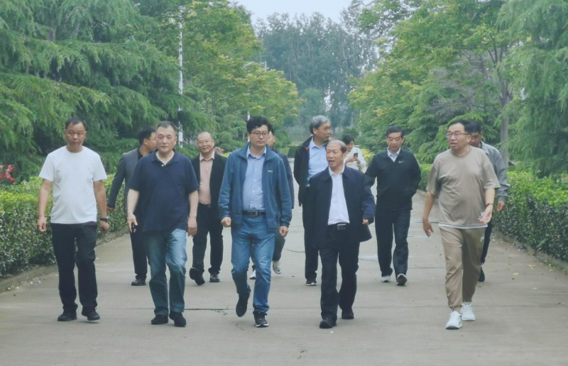花花牛丨河南農(nóng)業(yè)大學黨委副書記、校長介曉磊一行蒞臨花花牛河南瑞亞參觀調(diào)研