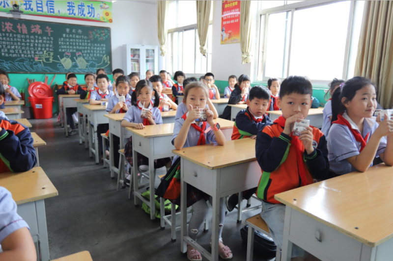 做好一杯放心奶 ——“花花?！背砷L記