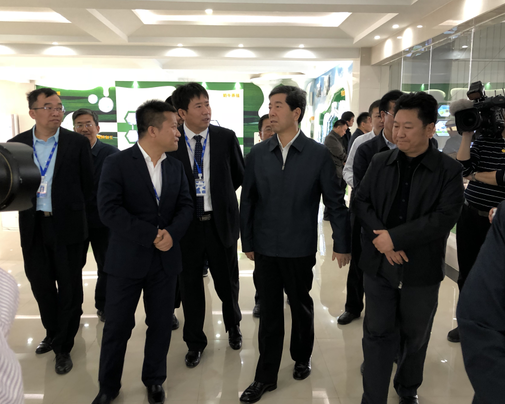 河南省委副書(shū)記、省長(zhǎng)陳潤(rùn)兒一行蒞臨 花花牛集團(tuán)魯山瑞亞牧業(yè)有限公司視察調(diào)研