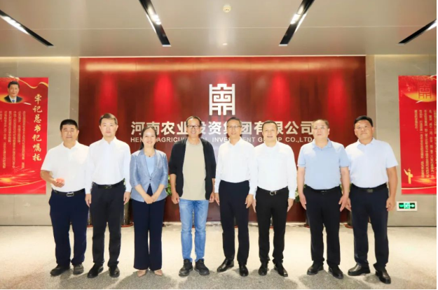 東方甄選俞敏洪先生到訪河南農(nóng)投集團，品嘗花花牛產(chǎn)品并給予高度評價