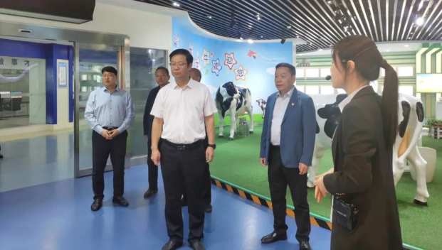 鄭州市人民檢察院黨組書記、代檢察長張道偉一行蒞臨河南花花牛乳業(yè)集團參觀調(diào)研